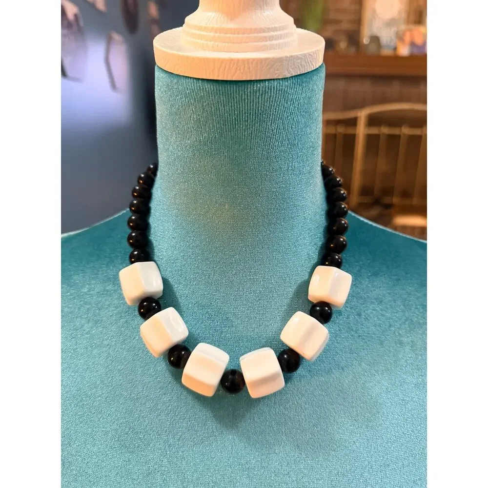 Vintage Black & White Chunky Bead Necklace Retro Mod Statement Necklace - Picture 2 of 4